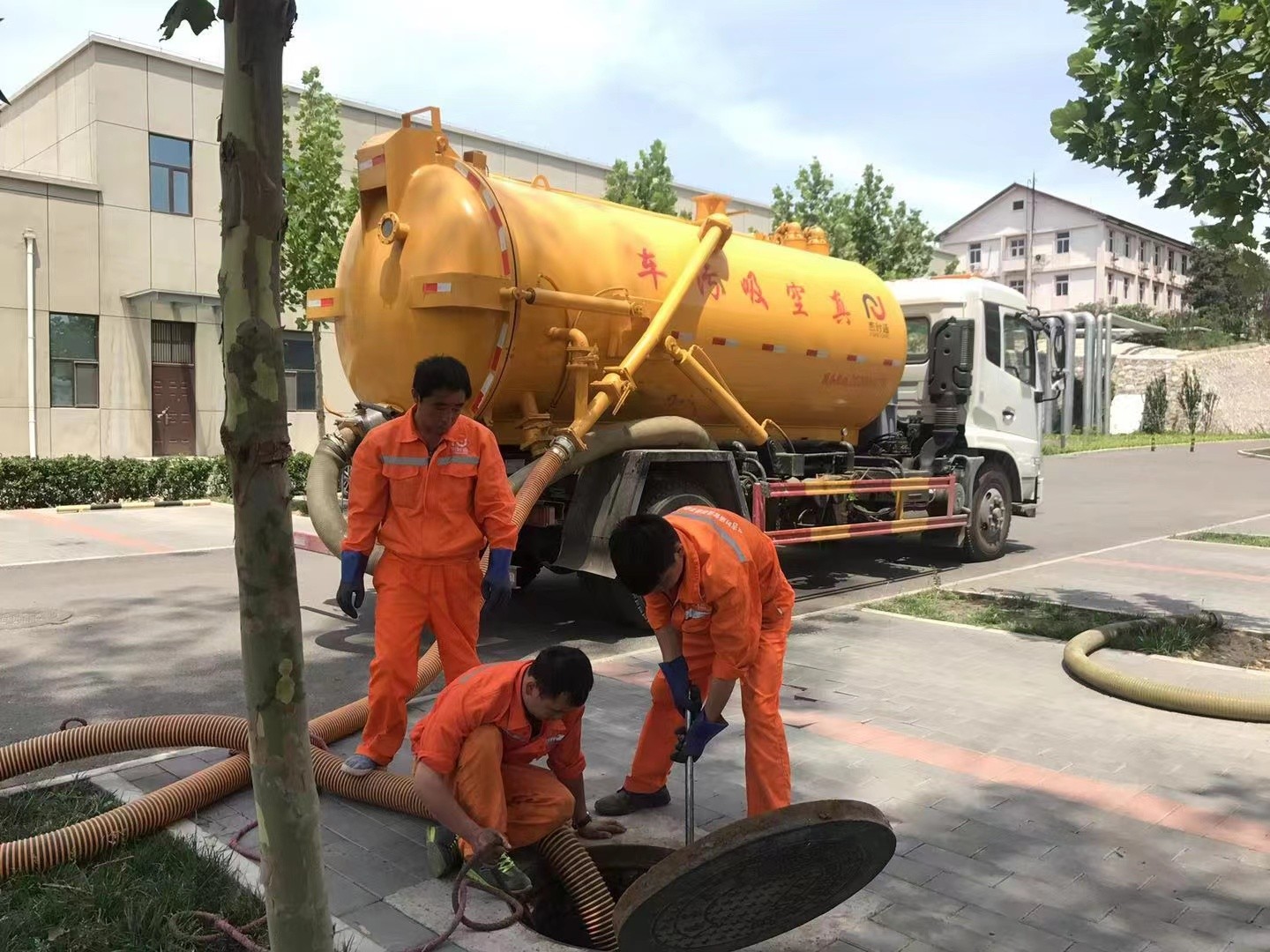 巴中管道疏通车停在窨井附近