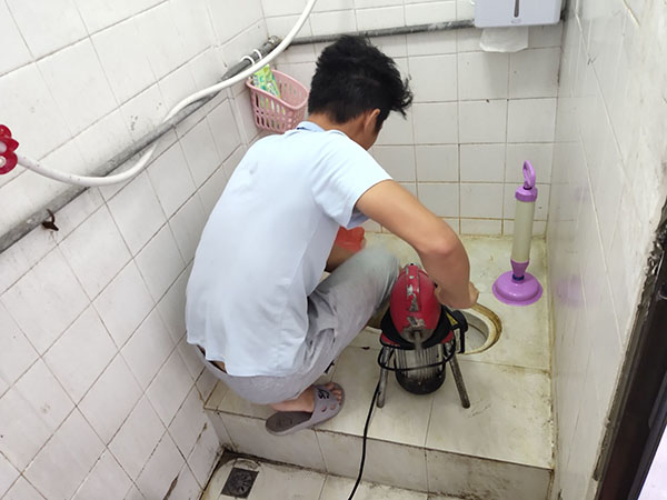 巴中管道堵塞冒臭气 专业师傅现场解决问题